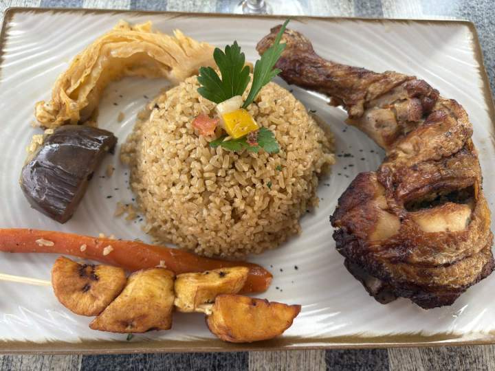 Riz sauté accompagné de poulet Arras